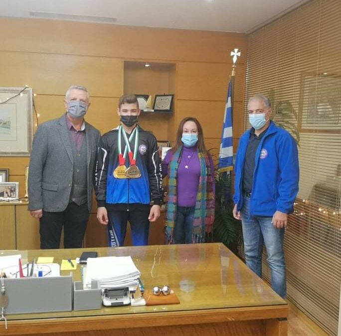 Συγχαρητήρια δέχθηκε ο παγκόσμιος πρωταθλητής στο JU JITSU, Μπαλιούσης Ευάγγελος από το Δήμαρχο Μαρκοπούλου και την Αντιδήμαρχο Παιδείας.