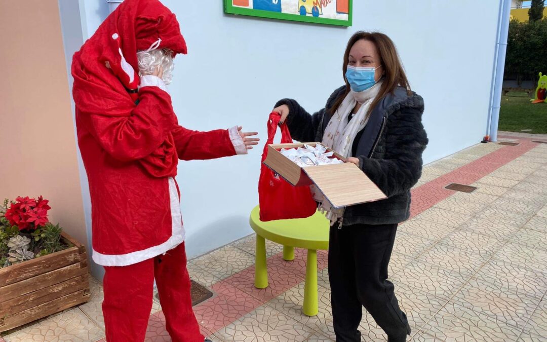 Εορταστικές ευχές με γλυκίσματα και δώρα σε όλους τους Μαθητές κατά την επίσκεψη του Δημάρχου Μαρκοπούλου και της Αντιδημάρχου Παιδείας, στις Σχολικές Μονάδες του Δήμου